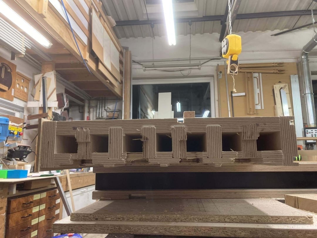 Bücherregal über Eck